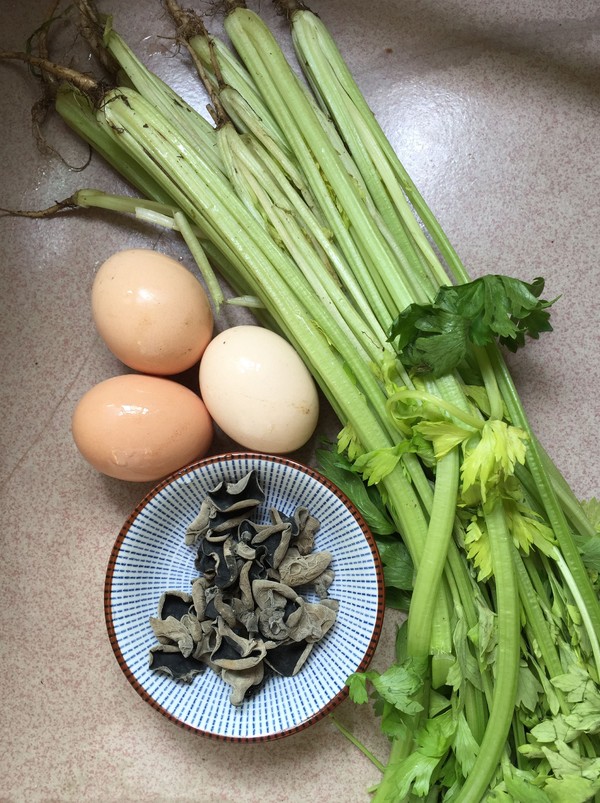 芹菜黑木耳炒雞蛋的做法-家常味炒菜譜