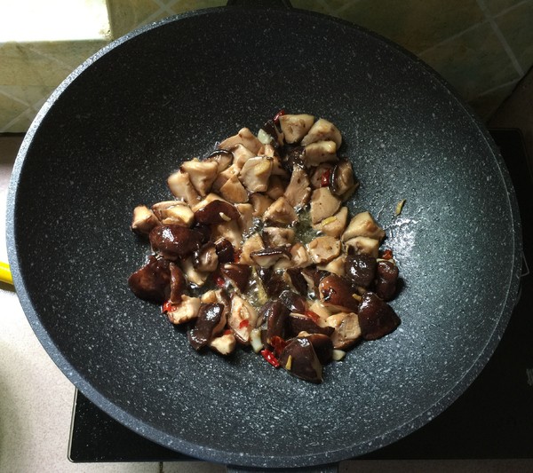 香菇熗卷心菜的做法-家常味炒菜譜