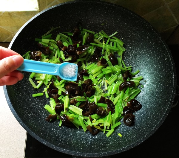 芹菜黑木耳炒雞蛋的做法-家常味炒菜譜