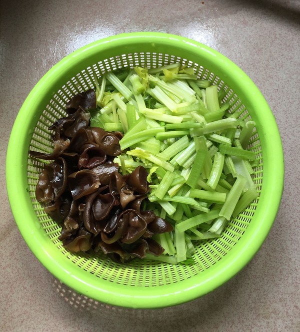 芹菜黑木耳炒雞蛋的做法-家常味炒菜譜