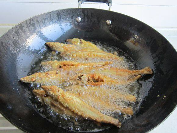 干炸沙丁魚的做法-家常味炸菜譜