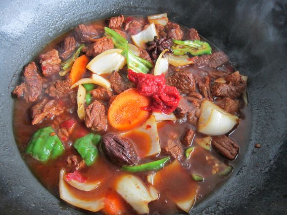 紅燒牛肉的做法-家常味燒菜譜-易網(wǎng)健康養(yǎng)生網(wǎng) 紅燒牛肉的做法-家常味燒菜譜