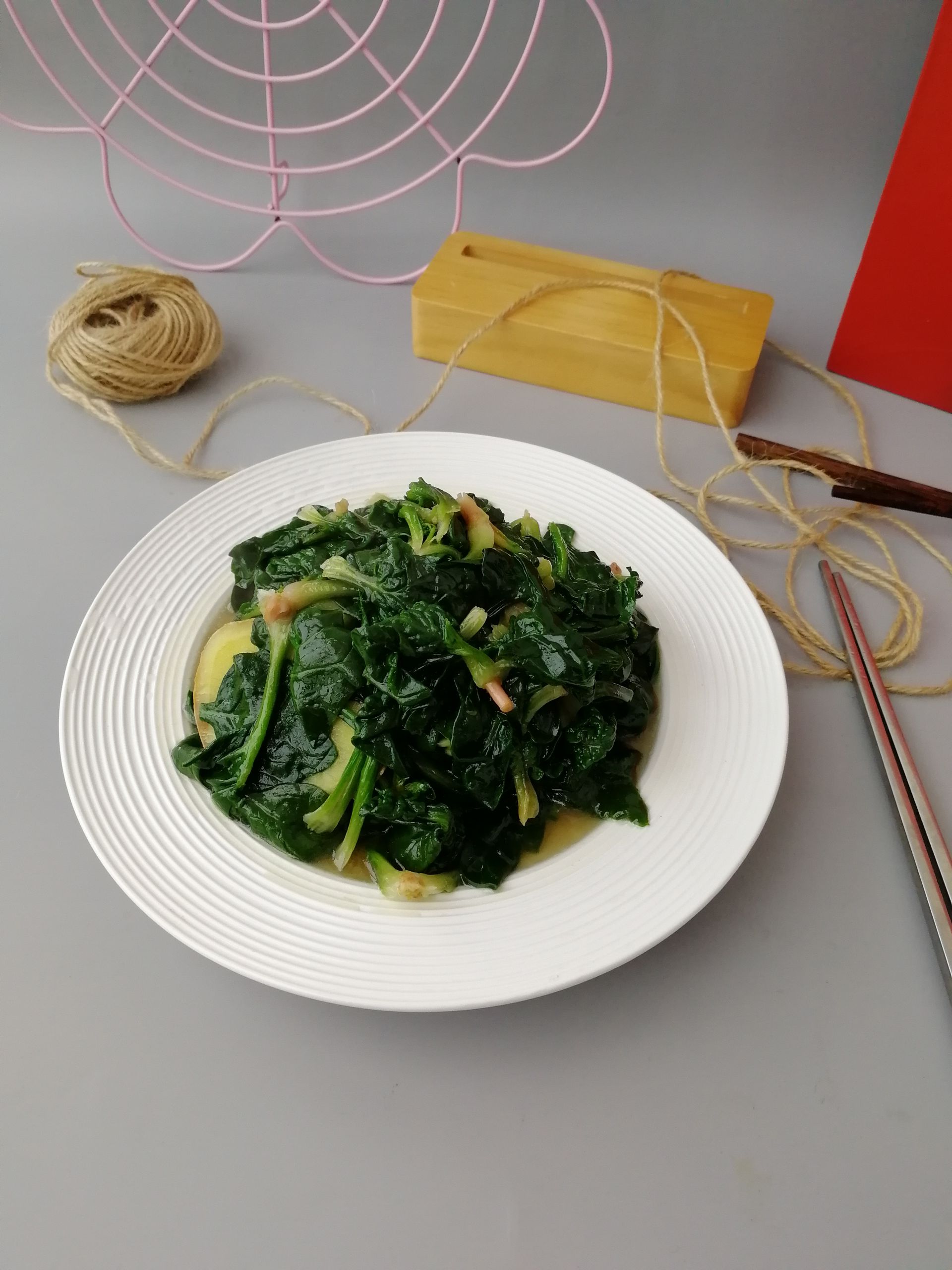 清炒菠菜的做法-家常味炒菜譜-易網健康養生網 清炒菠菜的做法-家常味炒菜譜