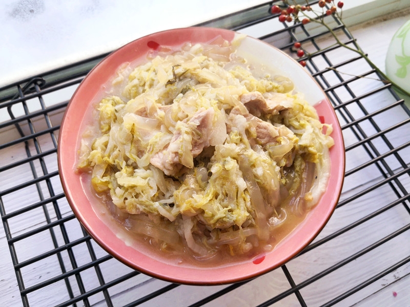 東北燉酸菜的做法-家常味燉菜譜-易網健康養生網 東北燉酸菜的做法-家常味燉菜譜