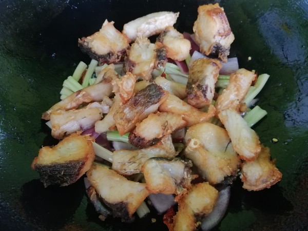 麻辣魚塊的做法-麻辣味炸菜譜-易網健康養生網 麻辣魚塊的做法-麻辣味炸菜譜