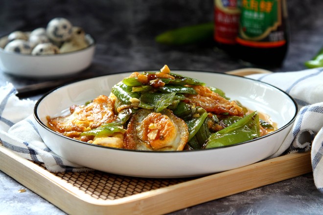虎皮尖椒鵪鶉蛋的做法-咸鮮味煮菜譜-易網(wǎng)健康養(yǎng)生網(wǎng) 虎皮尖椒鵪鶉蛋的做法-咸鮮味煮菜譜