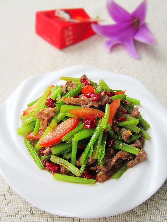 毛芹菜炒羊肉的做法-家常味炒菜譜-易網(wǎng)健康養(yǎng)生網(wǎng) 毛芹菜炒羊肉的做法-家常味炒菜譜