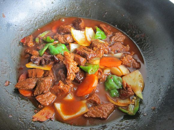 紅燒牛肉的做法-家常味燒菜譜-易網(wǎng)健康養(yǎng)生網(wǎng) 紅燒牛肉的做法-家常味燒菜譜