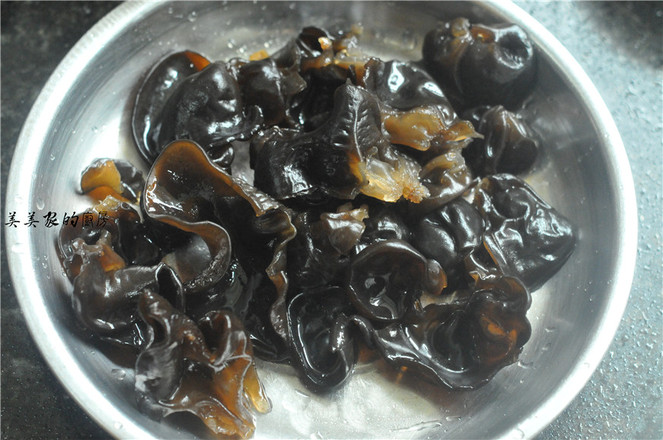 黃花木耳炒蛋的做法-家常味炒菜譜-易網健康養生網 黃花木耳炒蛋的做法-家常味炒菜譜