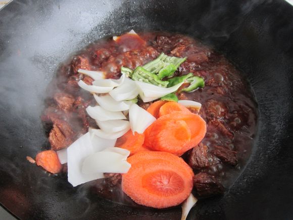 紅燒牛肉的做法-家常味燒菜譜-易網(wǎng)健康養(yǎng)生網(wǎng) 紅燒牛肉的做法-家常味燒菜譜