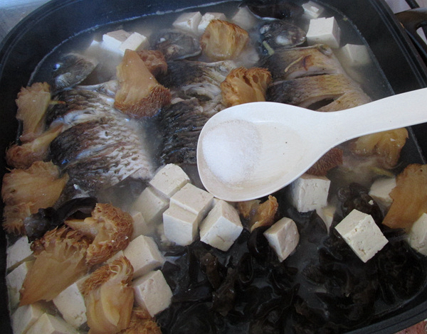猴頭菇豆腐燉鯽魚的做法-咸鮮味燉菜譜