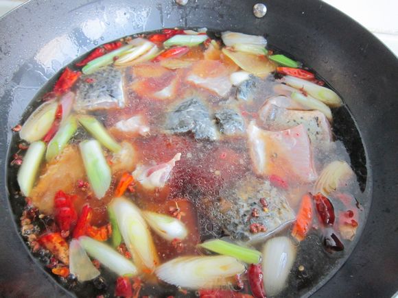 蘑菇燉鯉魚的做法-家常味燉菜譜