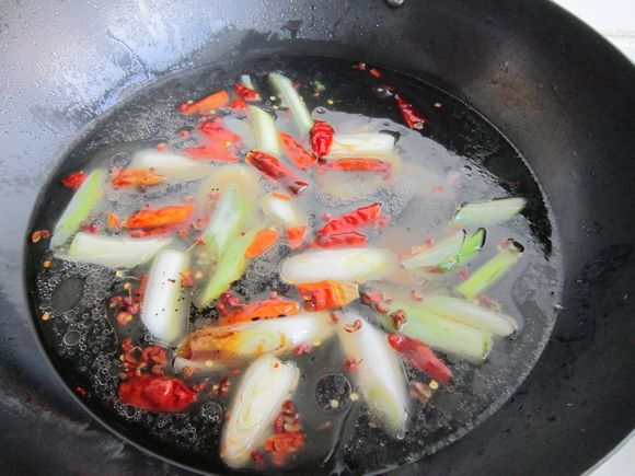 蘑菇燉鯉魚的做法-家常味燉菜譜
