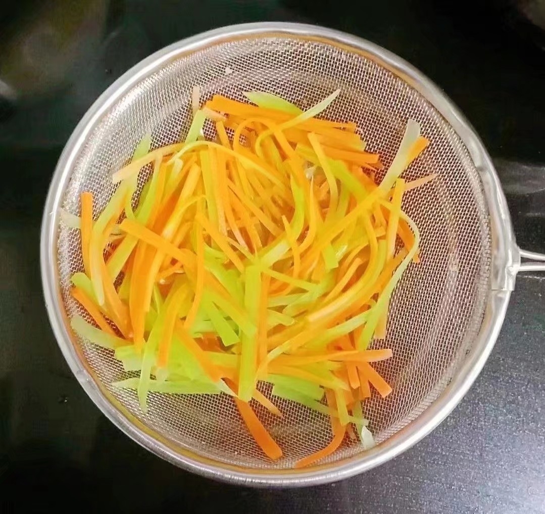 蝦仁時(shí)蔬雞蛋餅 (寶寶輔食）的做法-家常味煎菜譜