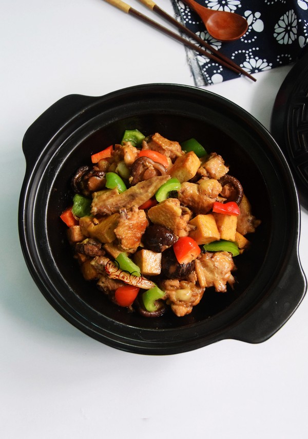 香菇豆腐燜雞翅的做法-家常味燜菜譜-易網健康養生網 香菇豆腐燜雞翅的做法-家常味燜菜譜