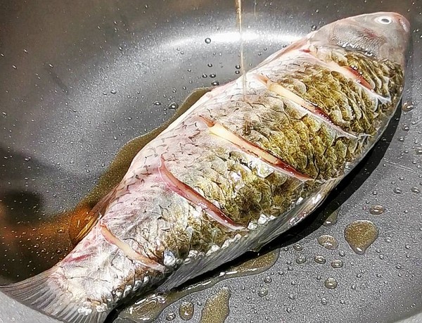 清蒸鯉魚的做法-咸鮮味蒸菜譜-易網健康養生網 清蒸鯉魚的做法-咸鮮味蒸菜譜
