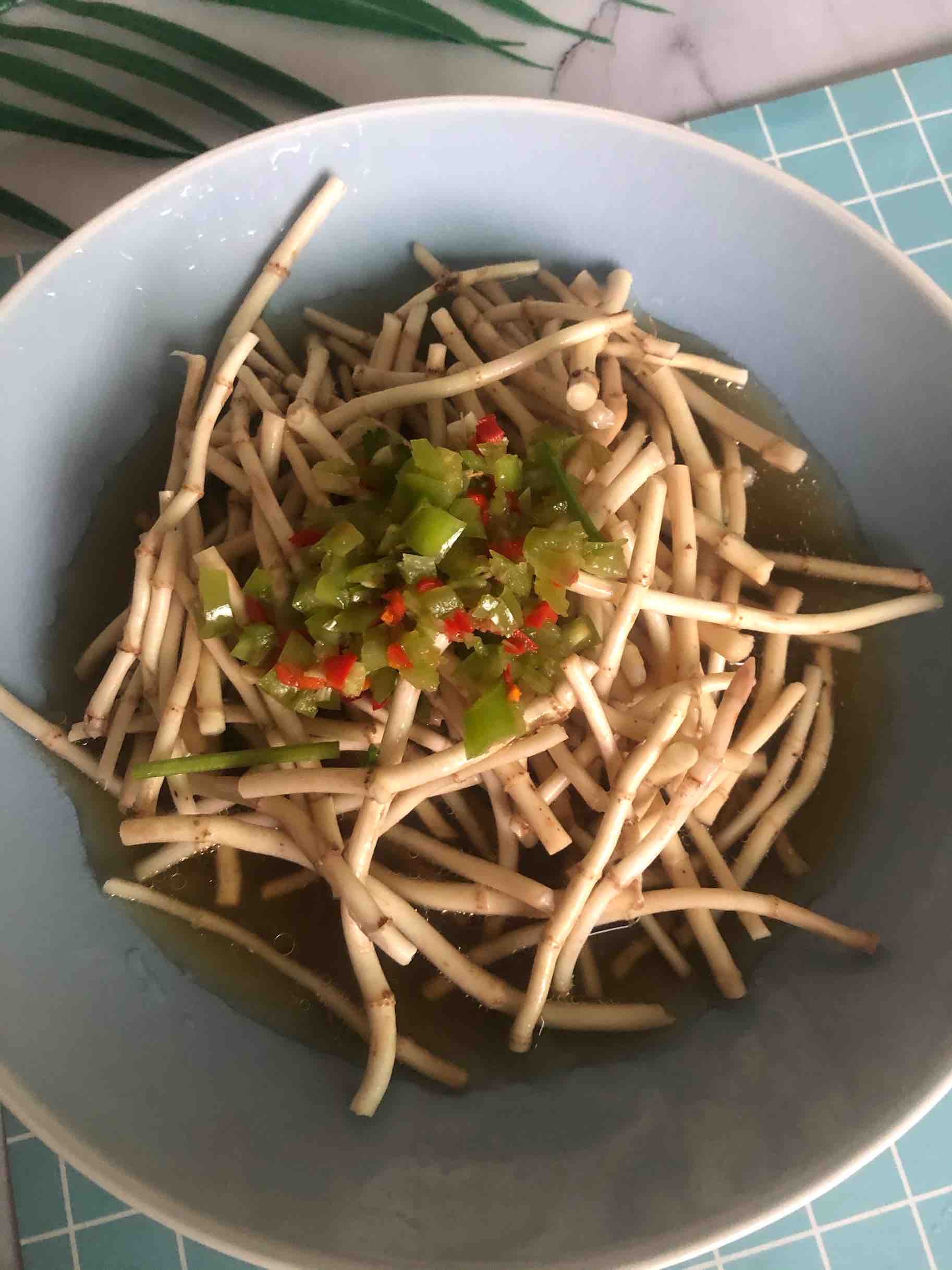 涼拌折耳根的做法-家常味拌菜譜-易網(wǎng)健康養(yǎng)生網(wǎng) 涼拌折耳根的做法-家常味拌菜譜