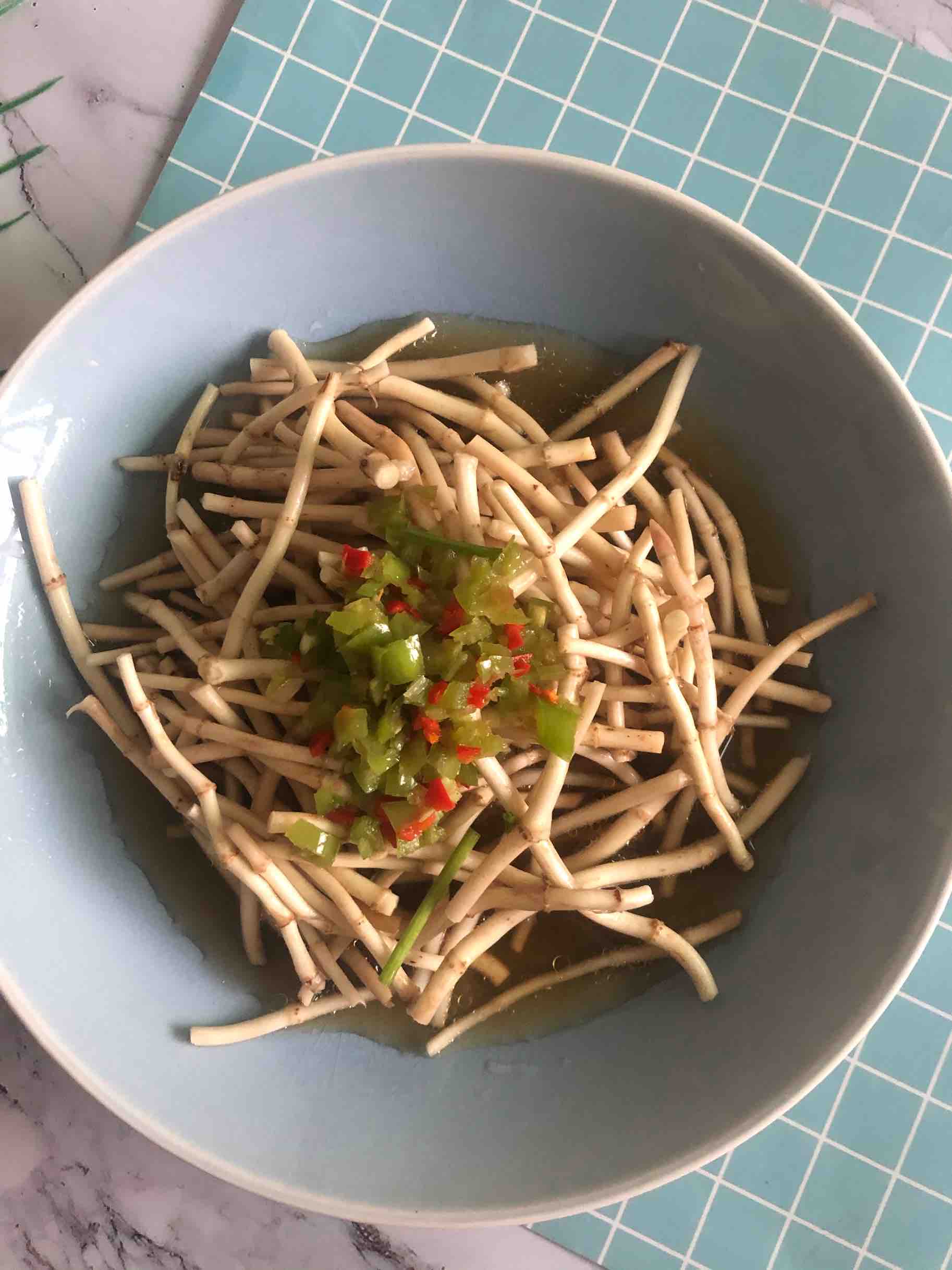 涼拌折耳根的做法-家常味拌菜譜-易網(wǎng)健康養(yǎng)生網(wǎng) 涼拌折耳根的做法-家常味拌菜譜