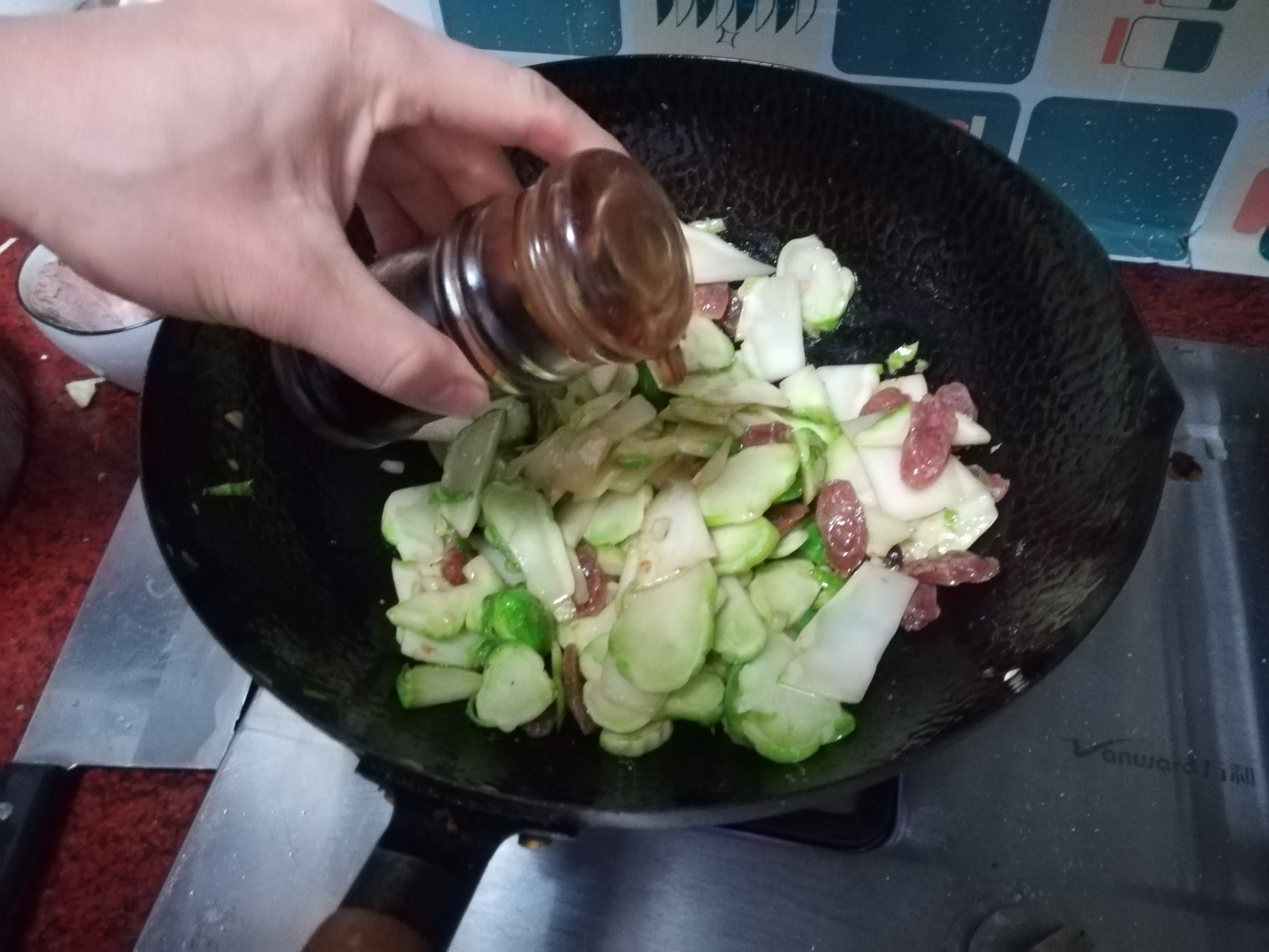 臘腸炒兒菜的做法-咸鮮味炒菜譜