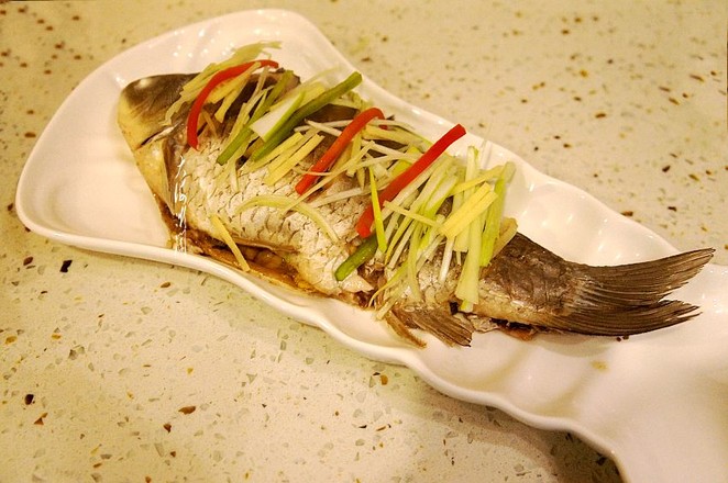 清蒸鯉魚的做法-咸鮮味蒸菜譜-易網健康養生網 清蒸鯉魚的做法-咸鮮味蒸菜譜