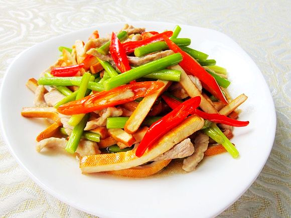 香干蒜薹炒肉絲的做法-家常味炒菜譜-易網(wǎng)健康養(yǎng)生網(wǎng) 香干蒜薹炒肉絲的做法-家常味炒菜譜