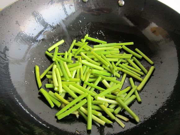 香干蒜薹炒肉絲的做法-家常味炒菜譜-易網(wǎng)健康養(yǎng)生網(wǎng) 香干蒜薹炒肉絲的做法-家常味炒菜譜