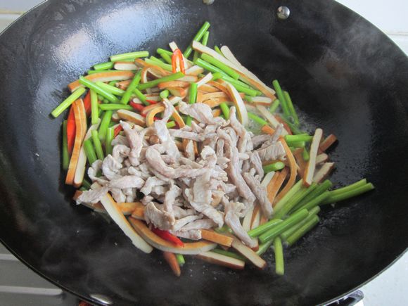 香干蒜薹炒肉絲的做法-家常味炒菜譜-易網(wǎng)健康養(yǎng)生網(wǎng) 香干蒜薹炒肉絲的做法-家常味炒菜譜