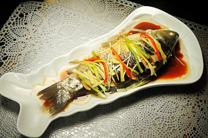清蒸鯉魚的做法-咸鮮味蒸菜譜-易網健康養生網 清蒸鯉魚的做法-咸鮮味蒸菜譜