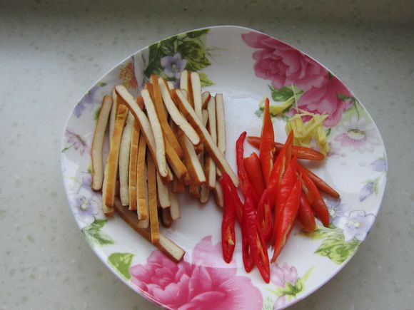 香干蒜薹炒肉絲的做法-家常味炒菜譜-易網(wǎng)健康養(yǎng)生網(wǎng) 香干蒜薹炒肉絲的做法-家常味炒菜譜