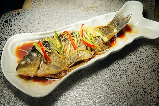 清蒸鯉魚的做法-咸鮮味蒸菜譜-易網健康養生網 清蒸鯉魚的做法-咸鮮味蒸菜譜
