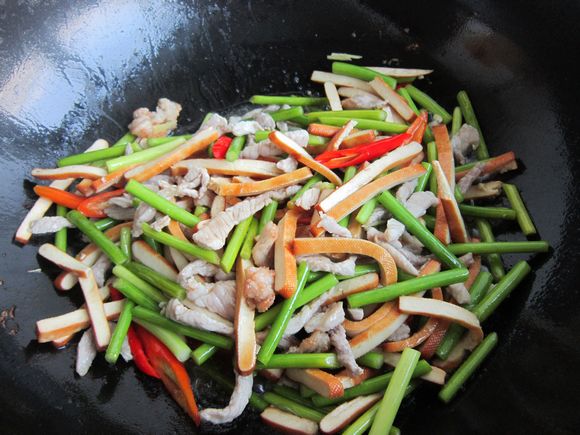 香干蒜薹炒肉絲的做法-家常味炒菜譜-易網(wǎng)健康養(yǎng)生網(wǎng) 香干蒜薹炒肉絲的做法-家常味炒菜譜