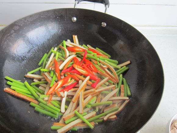 香干蒜薹炒肉絲的做法-家常味炒菜譜-易網(wǎng)健康養(yǎng)生網(wǎng) 香干蒜薹炒肉絲的做法-家常味炒菜譜