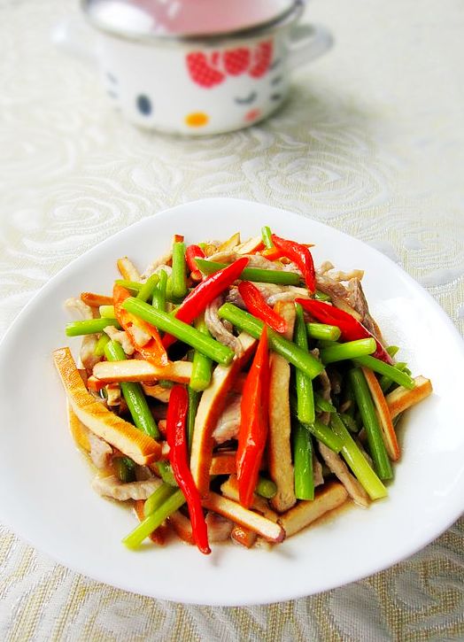 香干蒜薹炒肉絲的做法-家常味炒菜譜-易網(wǎng)健康養(yǎng)生網(wǎng) 香干蒜薹炒肉絲的做法-家常味炒菜譜