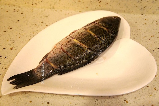 清蒸鯉魚的做法-咸鮮味蒸菜譜-易網<a href=http://m.aoa7937.com/ target=_blank class=infotextkey>健康養生</a>網 清蒸鯉魚的做法-咸鮮味蒸菜譜