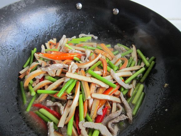 香干蒜薹炒肉絲的做法-家常味炒菜譜-易網(wǎng)健康養(yǎng)生網(wǎng) 香干蒜薹炒肉絲的做法-家常味炒菜譜