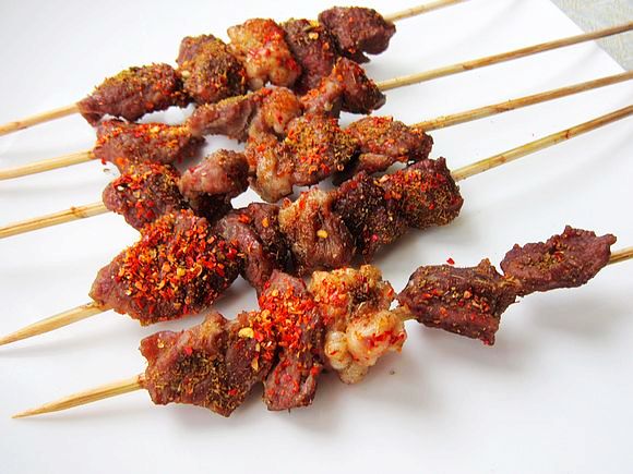 烤羊肉串的做法-香辣味烤菜譜-易網(wǎng)健康養(yǎng)生網(wǎng) 烤羊肉串的做法-香辣味烤菜譜