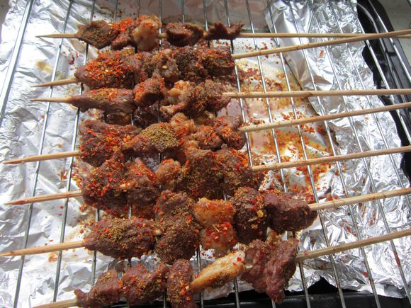 烤羊肉串的做法-香辣味烤菜譜-易網(wǎng)健康養(yǎng)生網(wǎng) 烤羊肉串的做法-香辣味烤菜譜