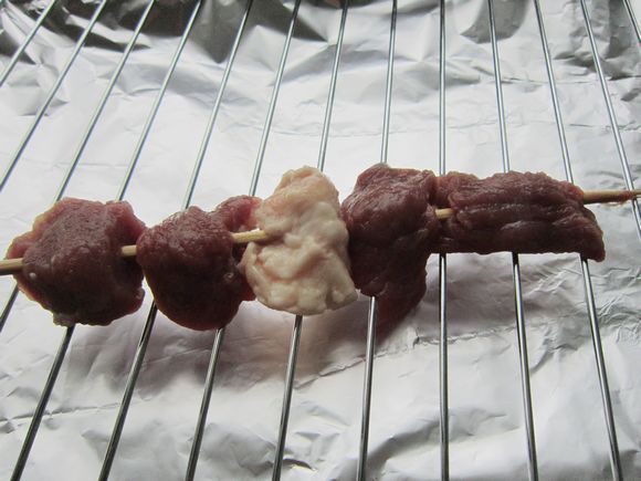 烤羊肉串的做法-香辣味烤菜譜-易網(wǎng)健康養(yǎng)生網(wǎng) 烤羊肉串的做法-香辣味烤菜譜