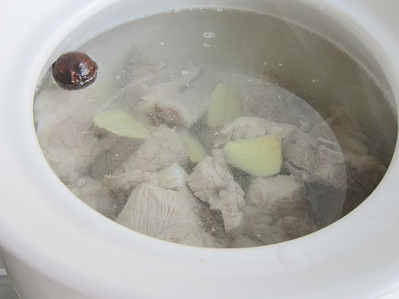 黃豆芽燉排骨的做法-咸鮮味燉菜譜