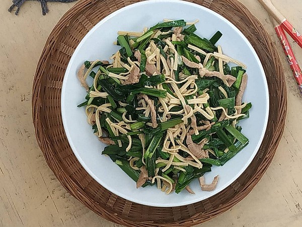 炒肉絲韭菜的做法-咸鮮味炒菜譜-易網健康養生網 炒肉絲韭菜的做法-咸鮮味炒菜譜