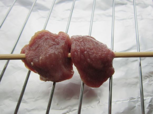 烤羊肉串的做法-香辣味烤菜譜-易網(wǎng)健康養(yǎng)生網(wǎng) 烤羊肉串的做法-香辣味烤菜譜
