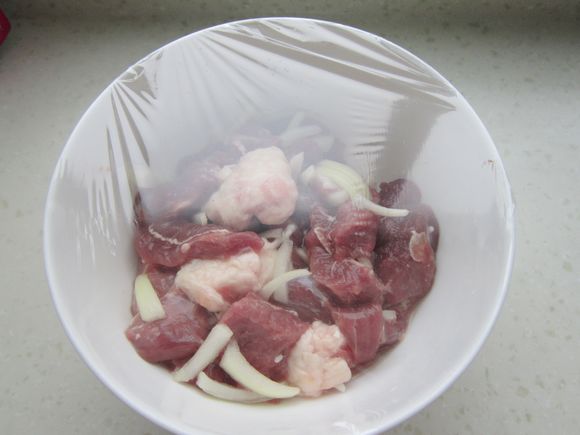 烤羊肉串的做法-香辣味烤菜譜-易網(wǎng)健康養(yǎng)生網(wǎng) 烤羊肉串的做法-香辣味烤菜譜