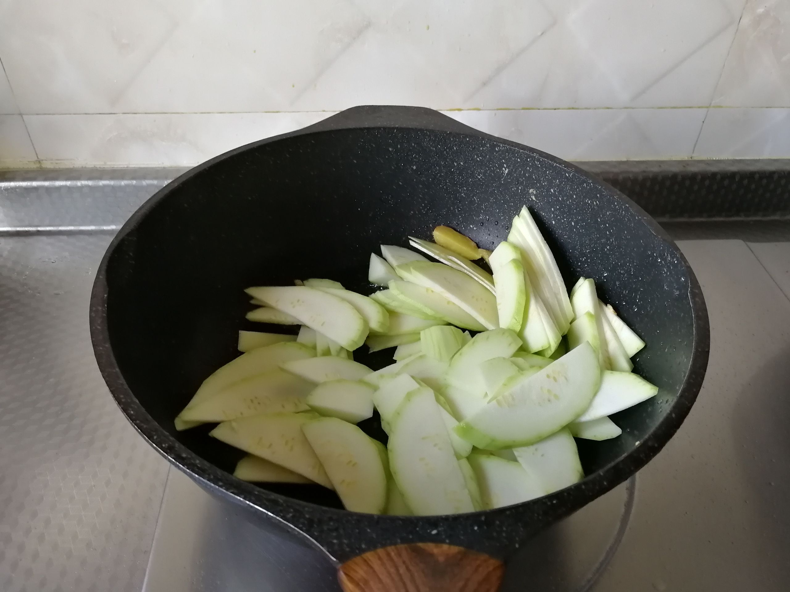 嫩西葫蘆炒雞蛋的做法-家常味炒菜譜-易網(wǎng)健康養(yǎng)生網(wǎng) 嫩西葫蘆炒雞蛋的做法-家常味炒菜譜