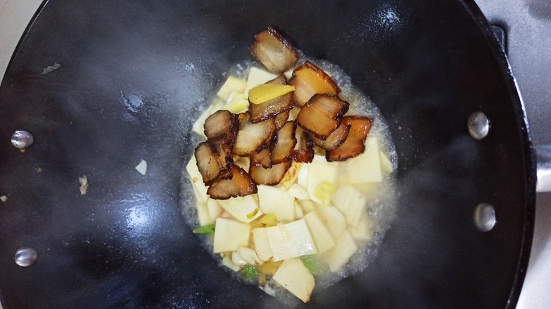 臘肉燜冬筍的做法-家常味燜菜譜