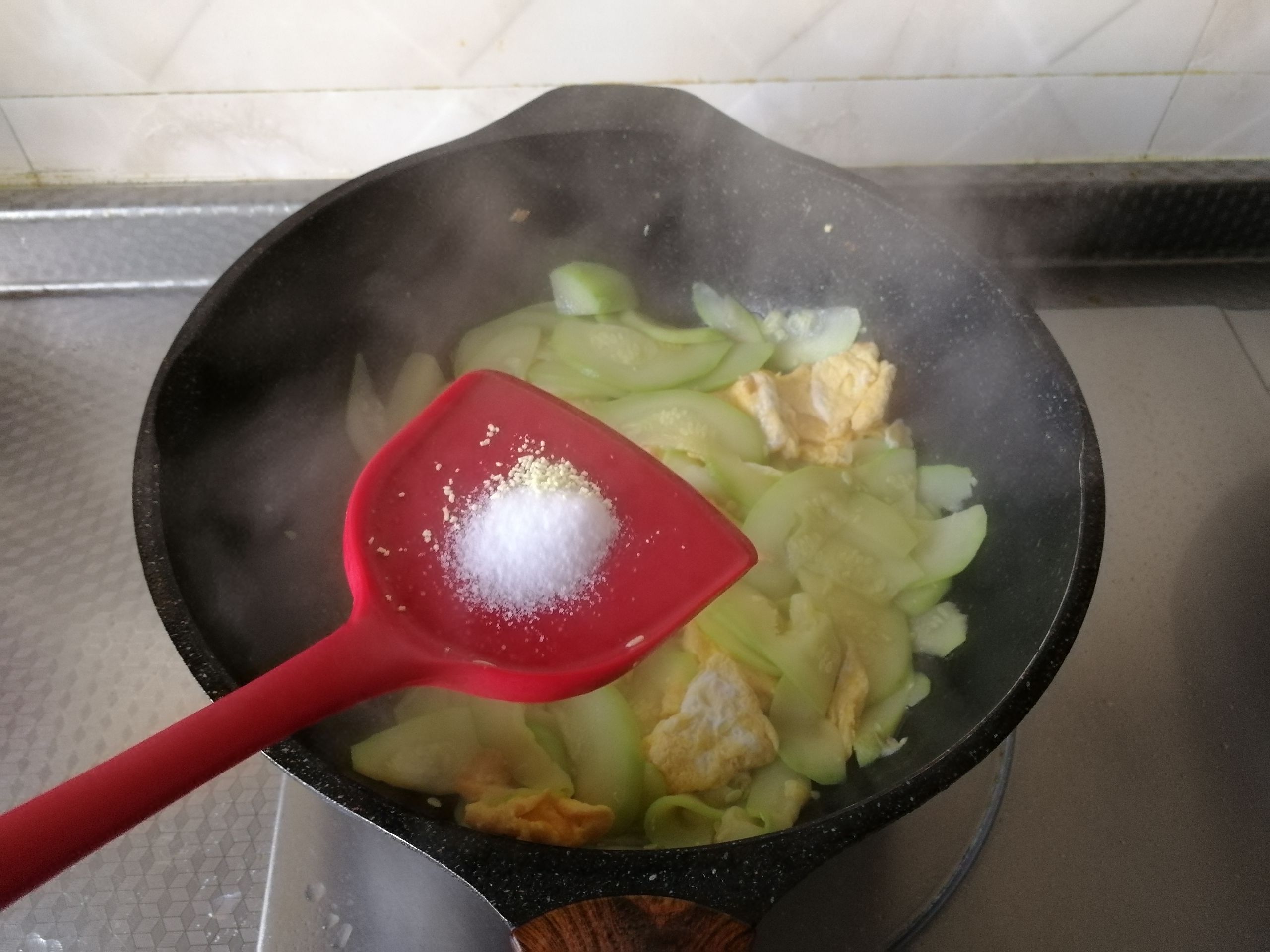 嫩西葫蘆炒雞蛋的做法-家常味炒菜譜-易網(wǎng)健康養(yǎng)生網(wǎng) 嫩西葫蘆炒雞蛋的做法-家常味炒菜譜