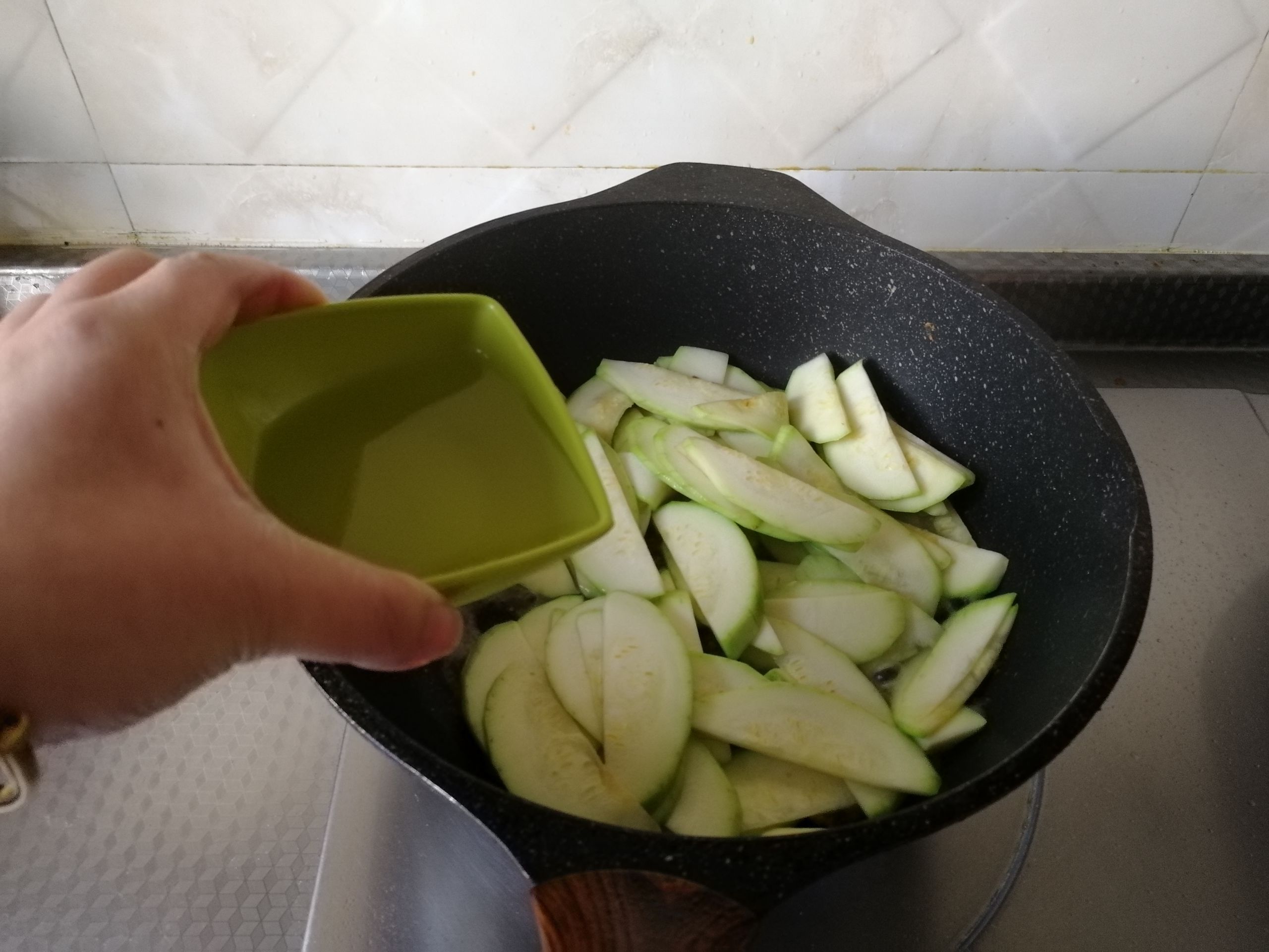 嫩西葫蘆炒雞蛋的做法-家常味炒菜譜-易網(wǎng)健康養(yǎng)生網(wǎng) 嫩西葫蘆炒雞蛋的做法-家常味炒菜譜