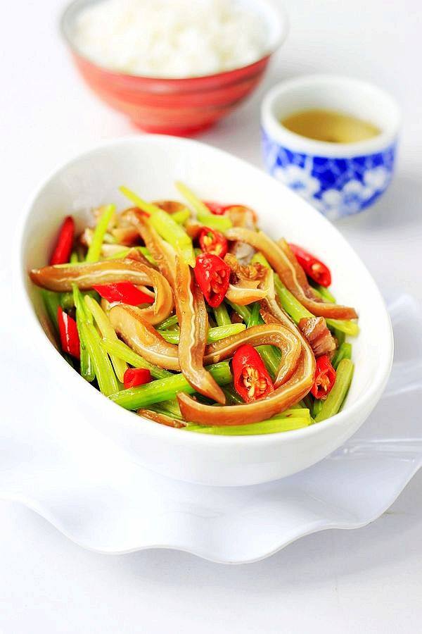 毛芹菜炒鹵豬耳朵的做法-家常味炒菜譜-易網健康養生網 毛芹菜炒鹵豬耳朵的做法-家常味炒菜譜