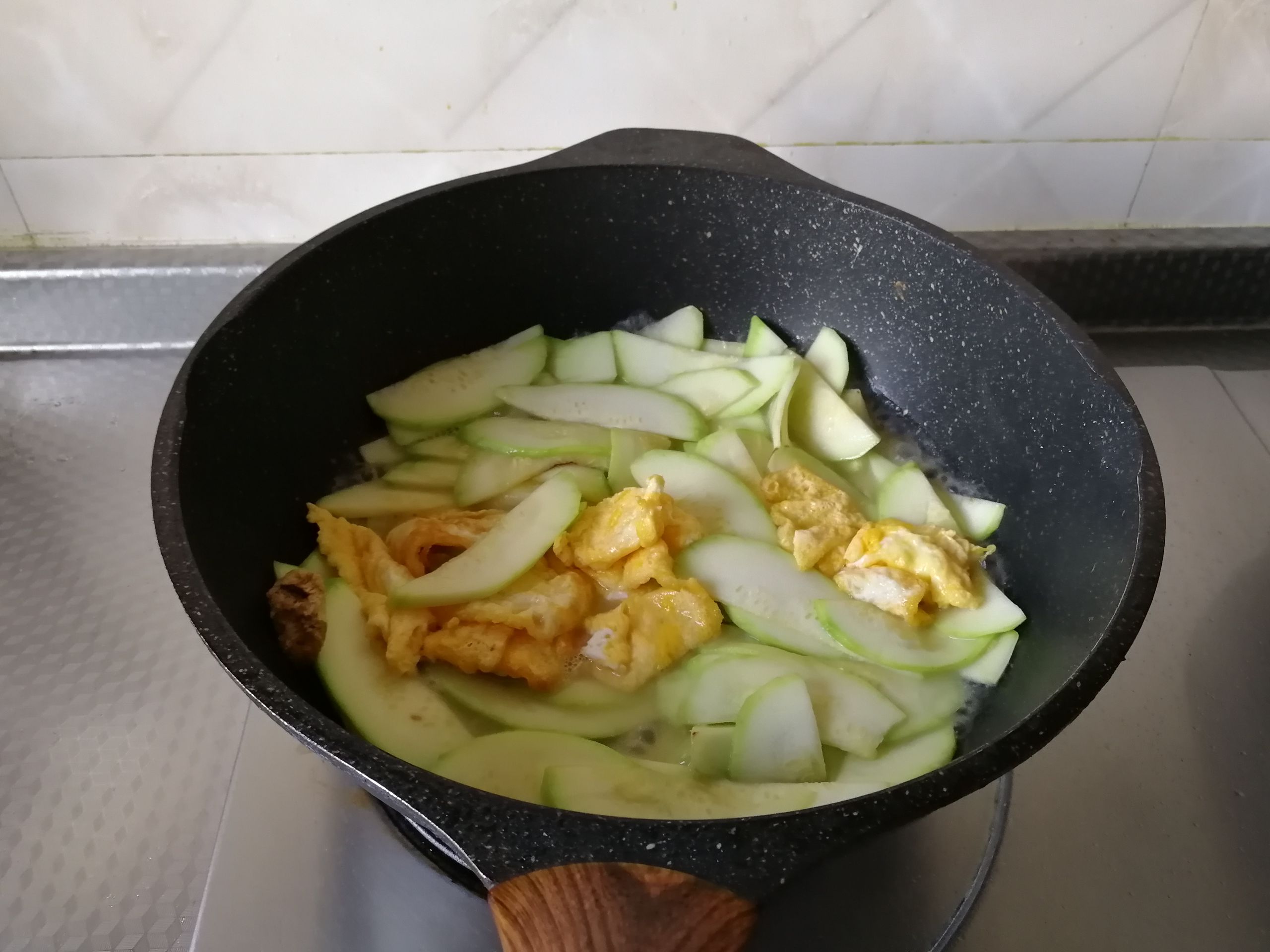 嫩西葫蘆炒雞蛋的做法-家常味炒菜譜-易網(wǎng)健康養(yǎng)生網(wǎng) 嫩西葫蘆炒雞蛋的做法-家常味炒菜譜