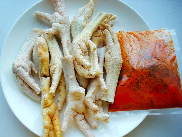 電飯煲燜雞爪的做法-麻辣味燜菜譜-易網<a href=http://m.aoa7937.com/ target=_blank class=infotextkey>健康養生</a>網 電飯煲燜雞爪的做法-麻辣味燜菜譜