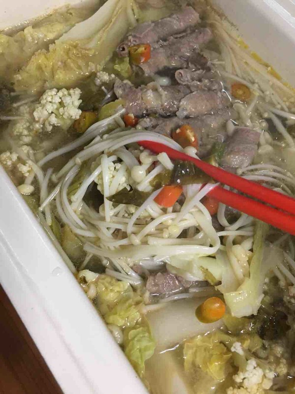 可以喝湯唰菜～酸湯肥牛鍋的做法-家常味煮菜譜
